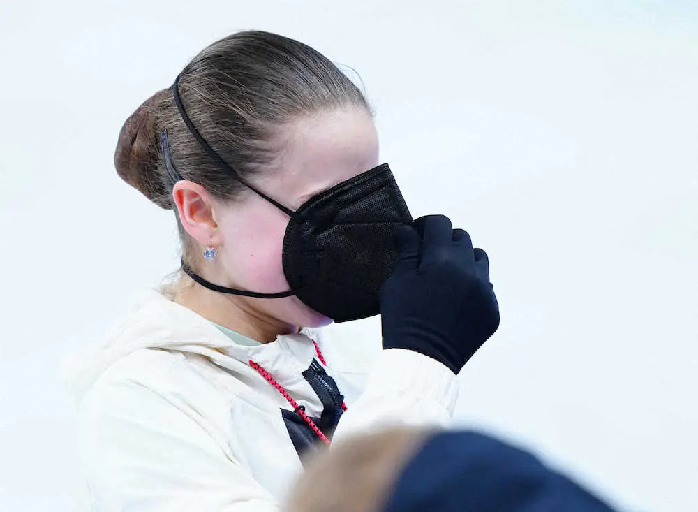 ＜北京五輪　フィギュア練習＞練習を終えたワリエワは引き揚げる際に顔をマスクで隠す（撮影・小海途　良幹）