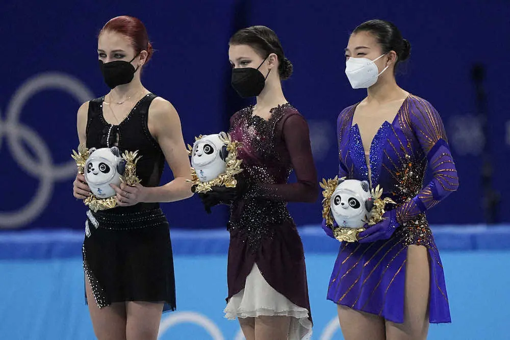 笑顔の坂本とは対照的に厳しい表情の金メダルのシェルバコワ（中）とトルソワ（左）＝AP