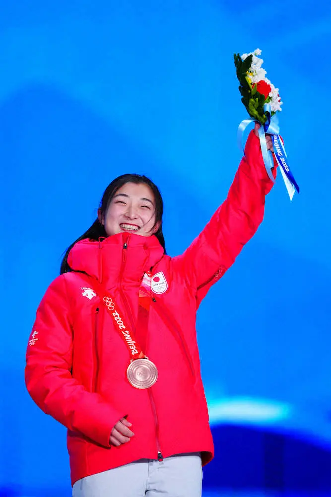 ＜北京五輪　フィギュア＞銅メダルを胸に笑顔の坂本花織（撮影・小海途　良幹）
