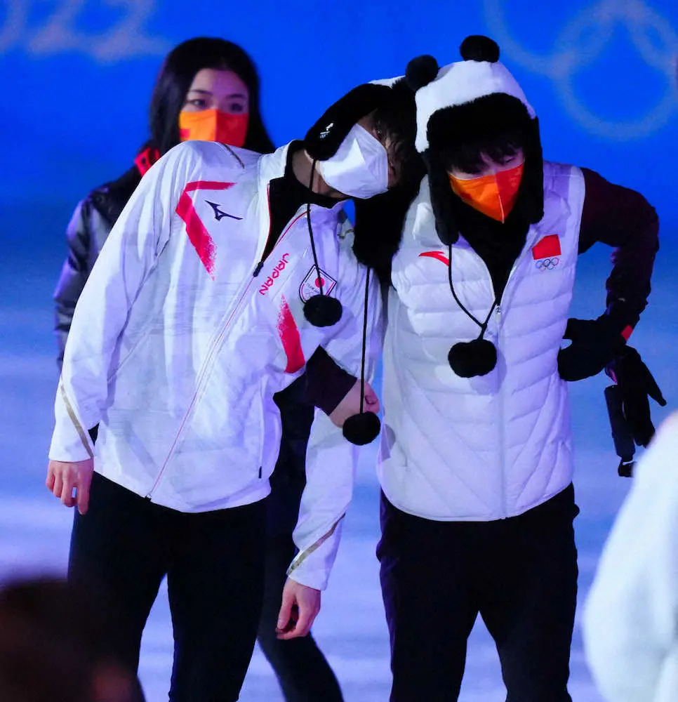＜北京五輪　フィギュア＞金博洋（右）とおそろいの帽子を被る羽生結弦（撮影・小海途　良幹）