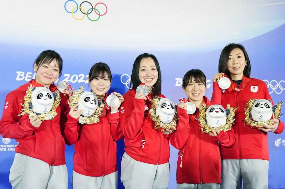 カーリング女子で銀メダルを獲得し、記者会見でメダルを手に笑顔を見せる日本の（左から）吉田知、吉田夕、藤沢、鈴木、石崎（共同）