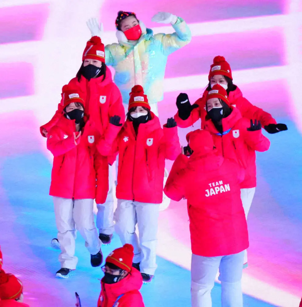 【画像・写真】北京五輪閉会式で流れた“ハグ総集編”にネット感動「胸がいっぱいになる」「アスリートのハグは美しい」