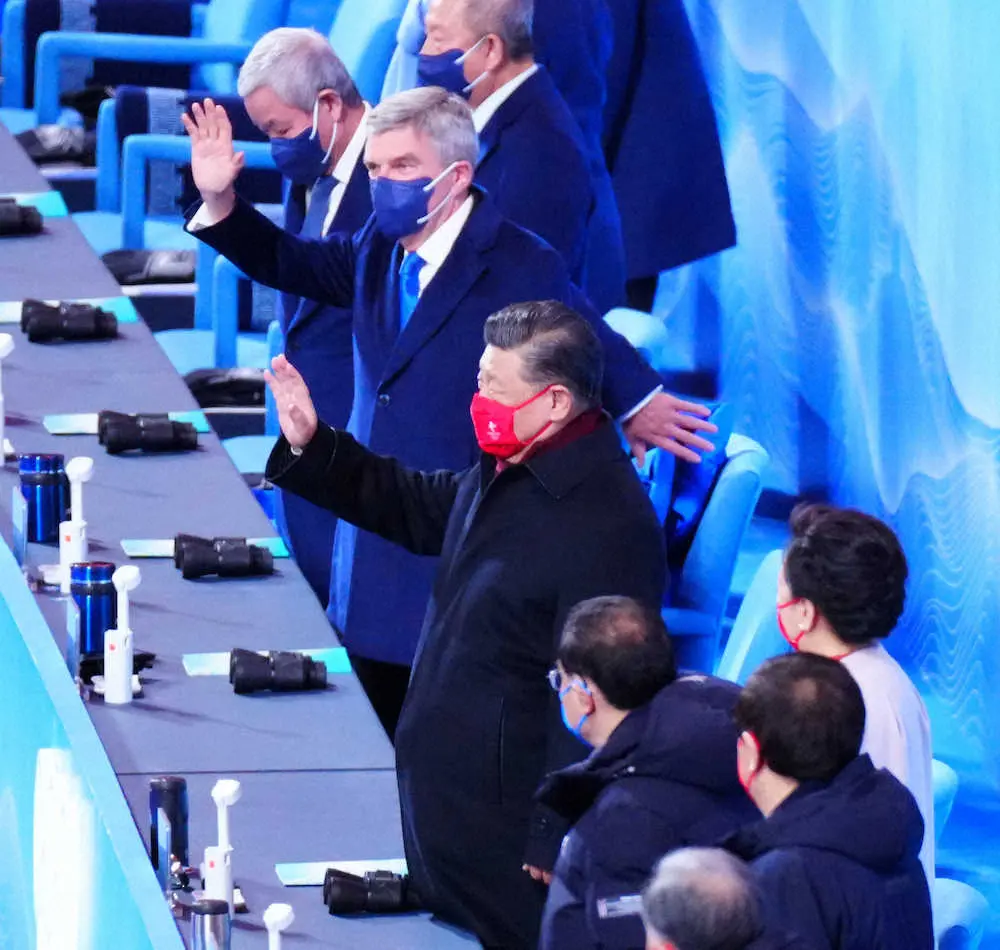 ＜北京五輪　閉会式＞習近平国家主席（中央手前）とバッハ会長（同後方）（撮影・小海途　良幹）
