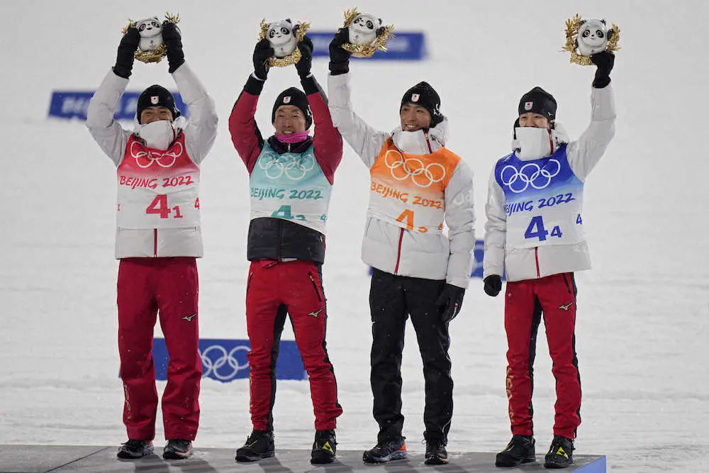 銅メダルを獲得して笑顔の（左から）渡部善斗、永井秀昭、渡部暁斗、山本涼太（AP）