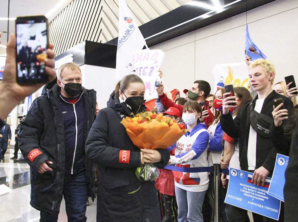 モスクワの空港でファンらに迎えられるカミラ・ワリエワ（ロイター）