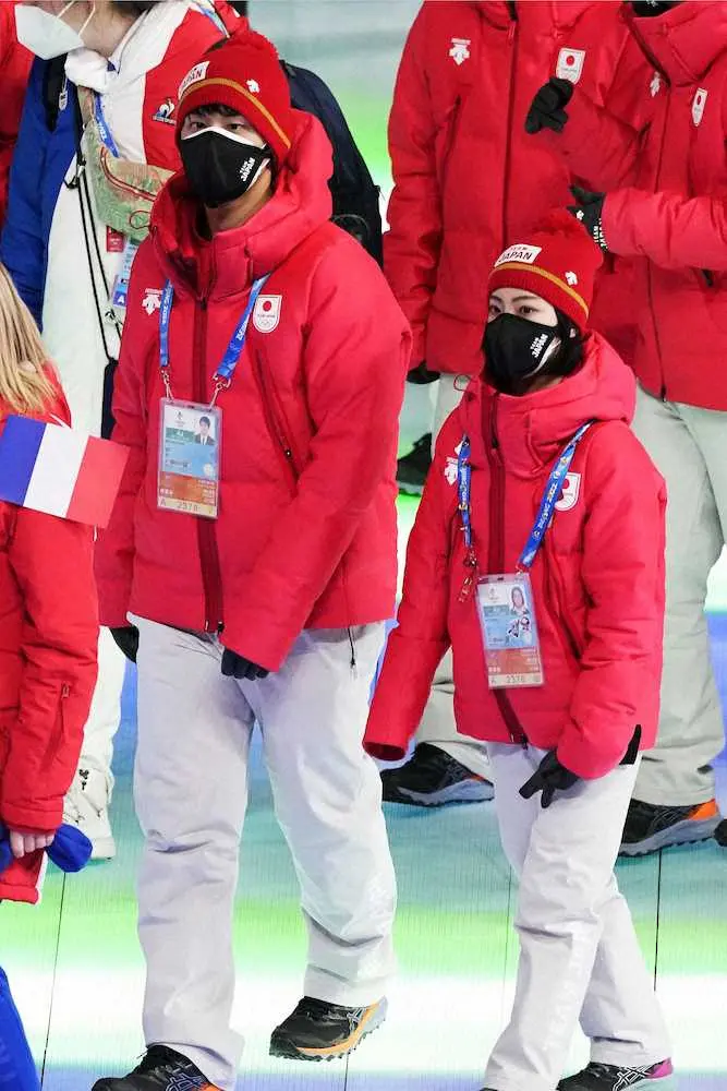 北京冬季五輪の閉会式で入場行進するフィギュアスケート・ペアの三浦璃来（右）と木原龍一（共同）