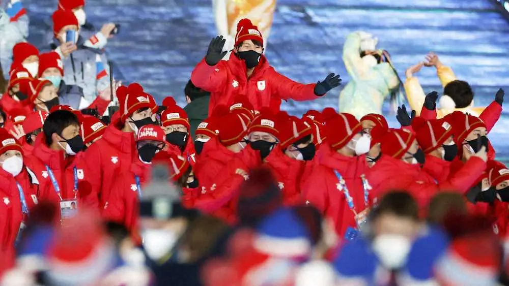 北京冬季五輪の閉会式で入場行進する日本選手団。中央上はスピードスケートの森重航