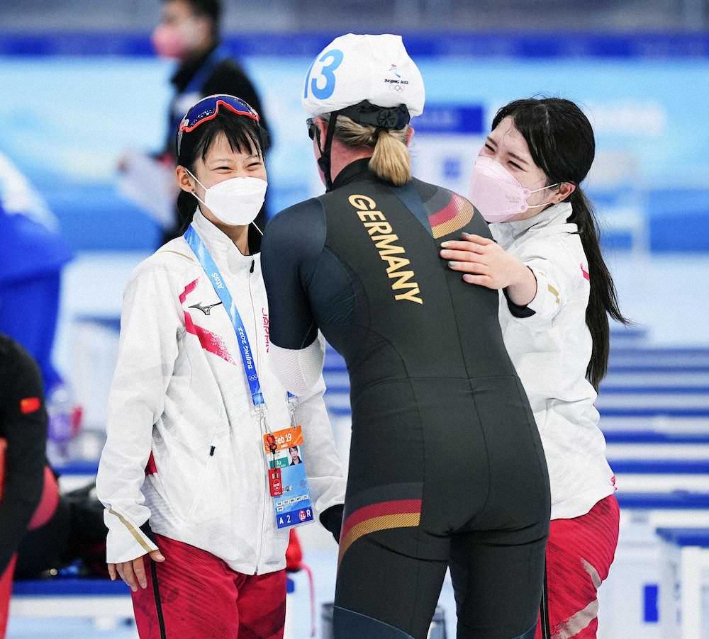 女子マススタートを終え クラウディア ペヒシュタイン 中央 と健闘をたたえ合う高木菜那 左 と佐藤綾乃 共同 スポニチ Sponichi Annex スポーツ