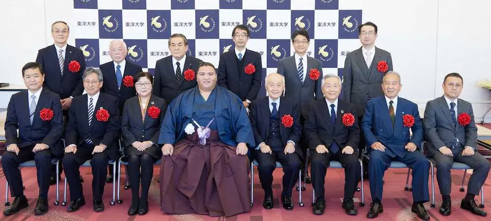 【画像・写真】新大関の御嶽海、母校・東洋大から理事長賞贈呈「横綱目指して頑張る」