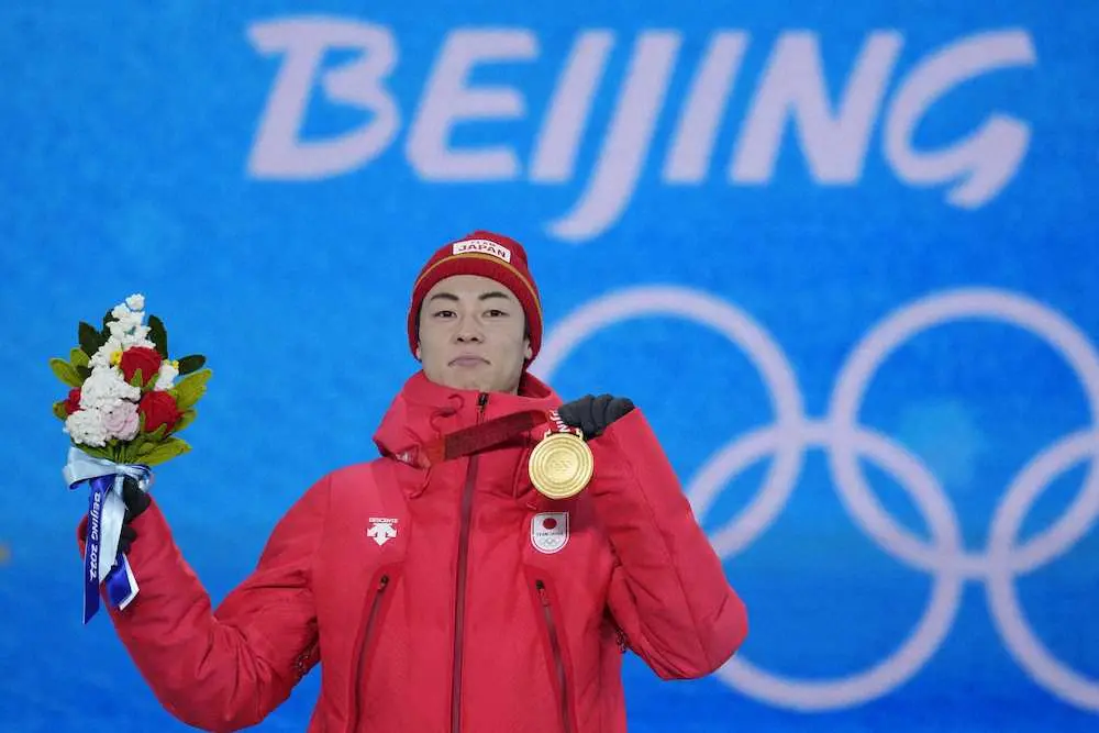 ＜北京五輪男子ノーマルヒル＞金メダルを手にする小林陵（AP）