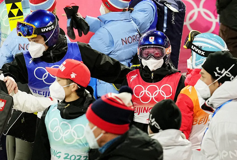 【画像・写真】小林陵侑　ジャンプ混合団体1本目終え、高梨沙羅の元へ急いだのは「怪我するリスクあったから」