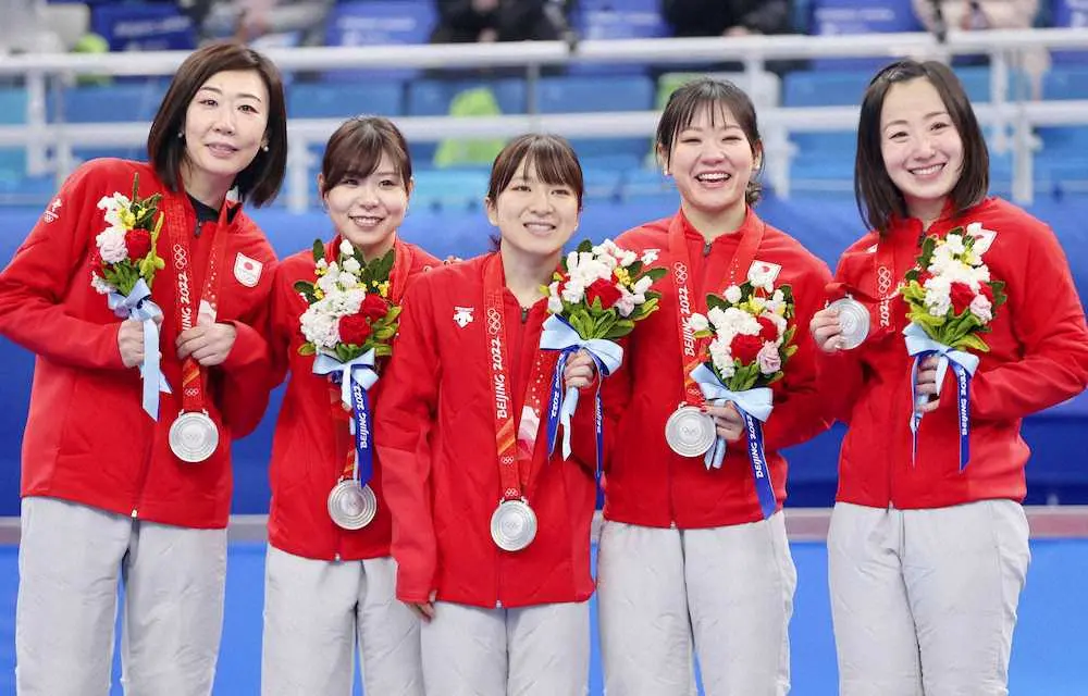カーリング女子で銀メダルを獲得し、笑顔の（左から）石崎、吉田夕、鈴木、吉田知、藤沢