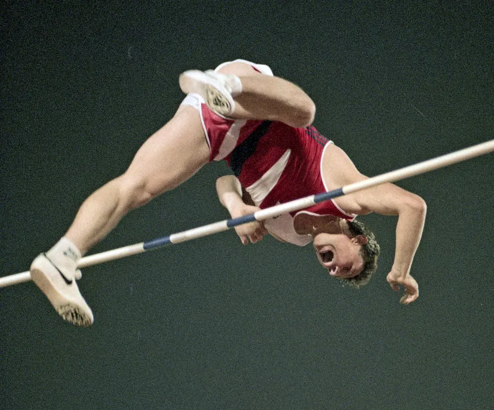 【画像・写真】ウクライナ出身の鳥人ブブカが反戦メッセージ　「平和に勝利を」