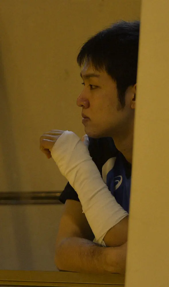 19年2月、左手中指骨骨折を手術。手術明けで練習を見守る藤井直伸