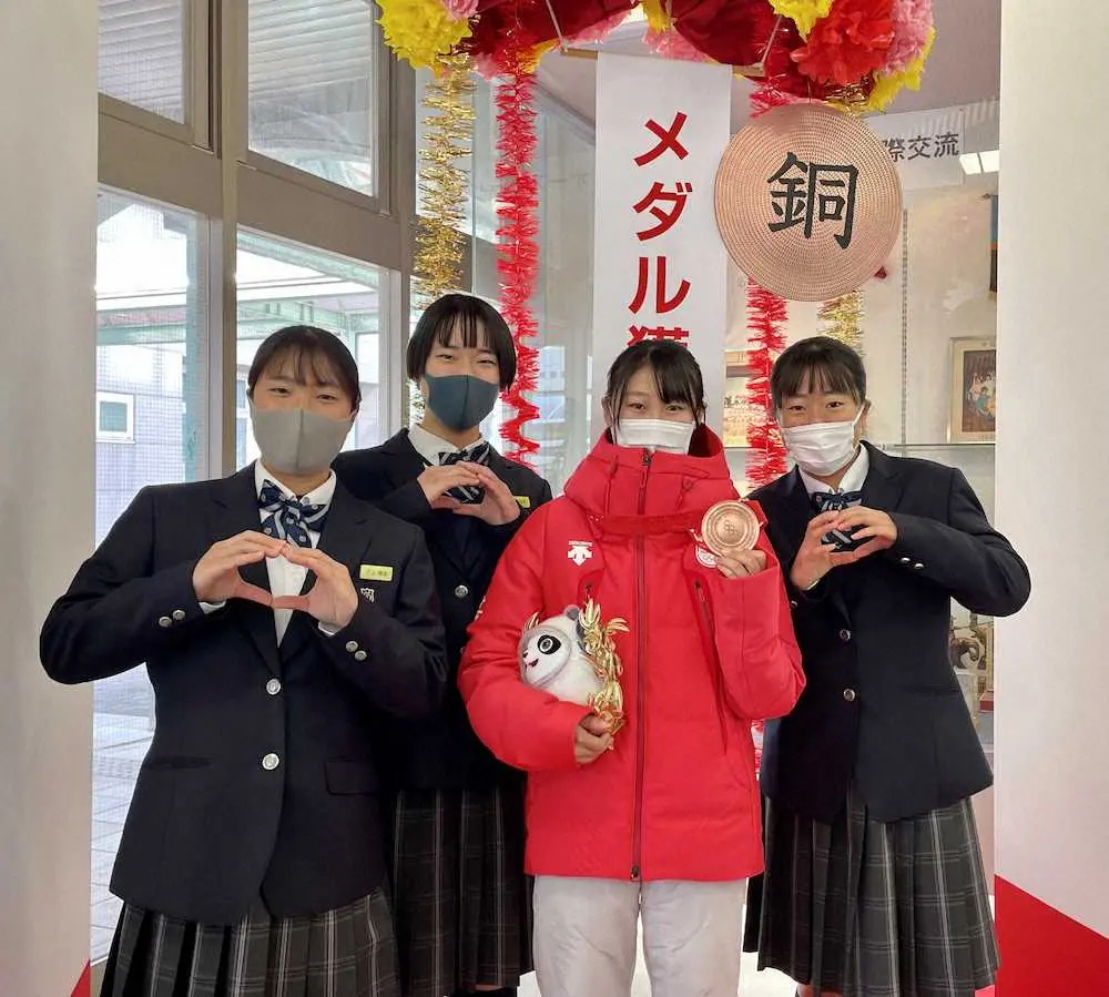 【画像・写真】冬季最年少メダリストのスノーボード・村瀬心椛　岐阜第一高校で報告会「大舞台で取れて嬉しい」