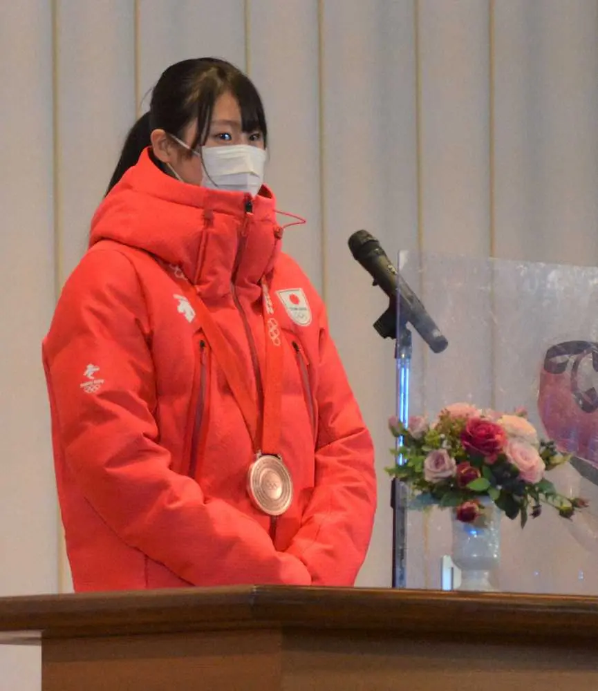 【画像・写真】北京五輪で銅　スノボ村瀬が高校で報告会　メダル獲得の裏に親友らの存在「力になった」