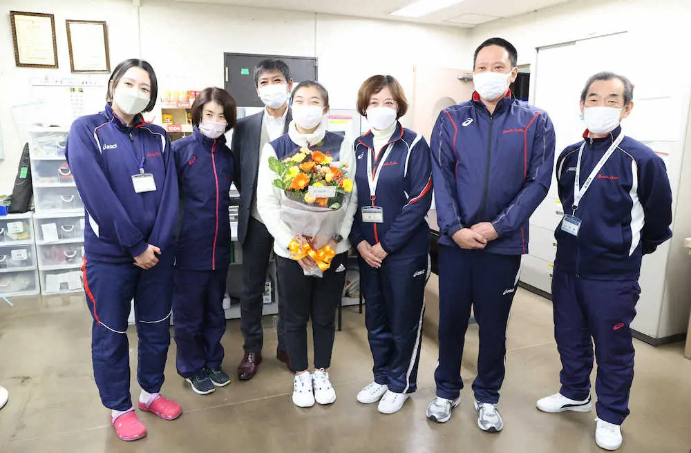 【画像・写真】坂本花織が銅メダル持参で練習拠点を訪問　職員の「もう街歩けない」に「まだいける」と笑顔