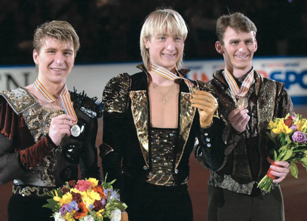 01年、世界フィギュア男子シングルの表彰で笑顔をみせる（左から）２位のアレクセイ・ヤグディン、１位のエフゲニー・プルシェンコ、３位のトッド・エルドリッジ＝カナダ・バンクーバー（共同）