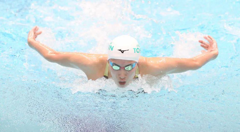 ＜水泳　国際大会日本代表選手選考会　女子400メートル個人メドレー予選＞バタフライで軽快に泳ぐ大橋（撮影・西海健太郎）