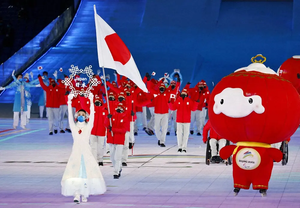 北京パラリンピック開会式で川除を先頭に入場する日本選手団（ロイター）