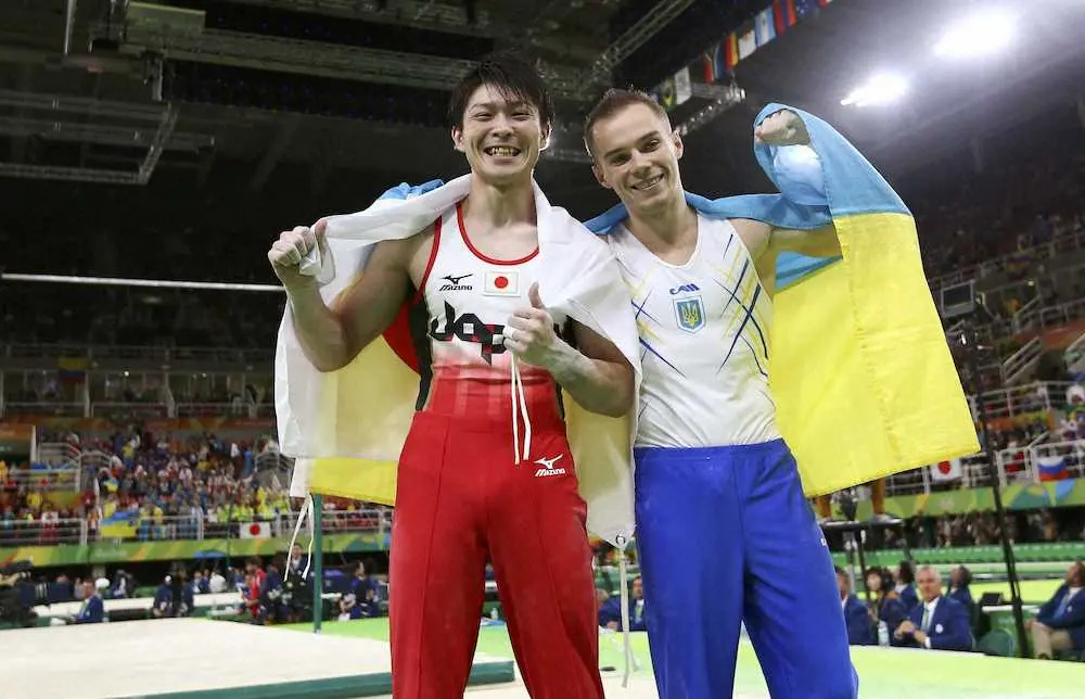 2016年、リオ五輪の体操男子個人総合決勝で金メダルを獲得し、2位のベルニャエフ（右）と並んで笑顔を見せる内村（ロイター）