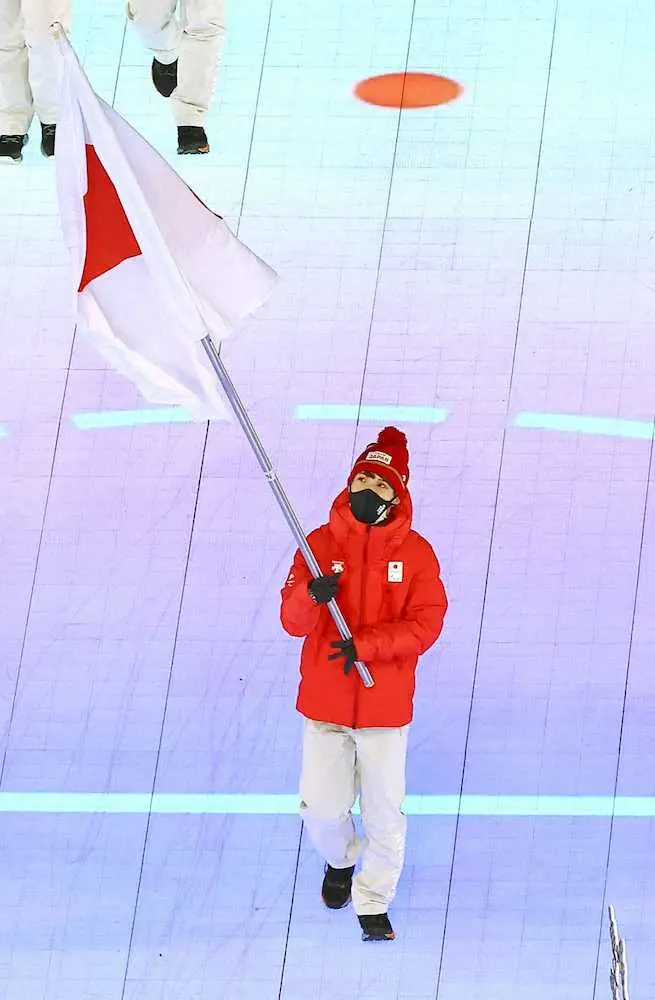 北京冬季パラリンピックの開会式で、入場行進する日本選手団旗手の川除大輝