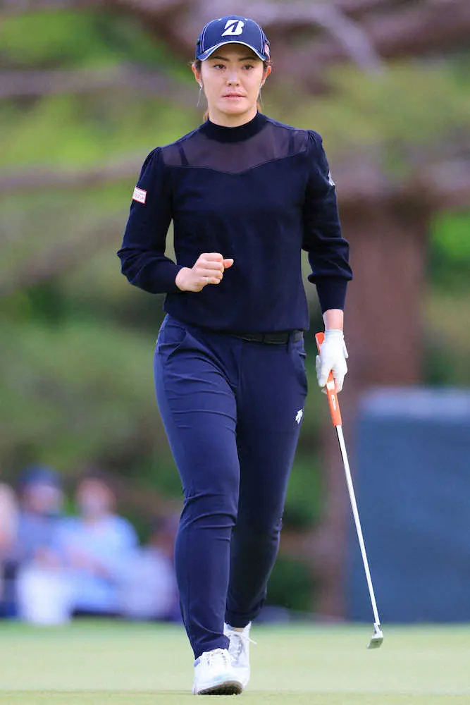 【画像・写真】18番はバンカー内で左打ち　ナイスパーフィニッシュの渡辺彩香が首位で最終日へ「明日へ大きな一打」