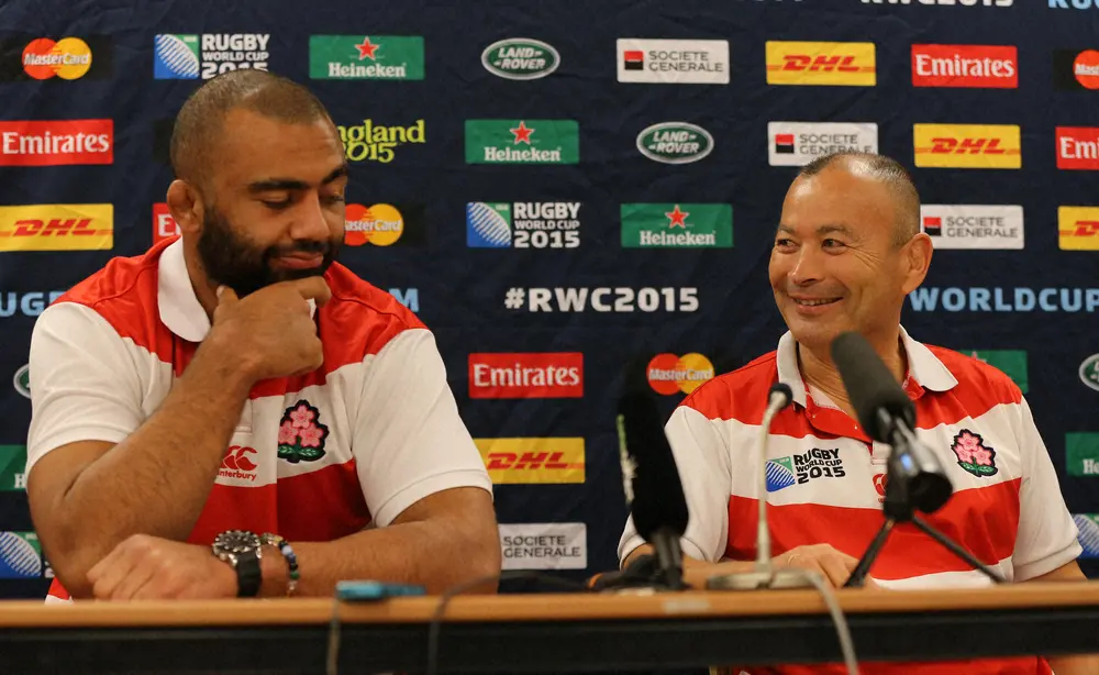 2015年ラグビーW杯イングランド大会の日本代表記者会見で笑顔のエディー・ジョーンズHC（右）とリーチ・マイケル主将