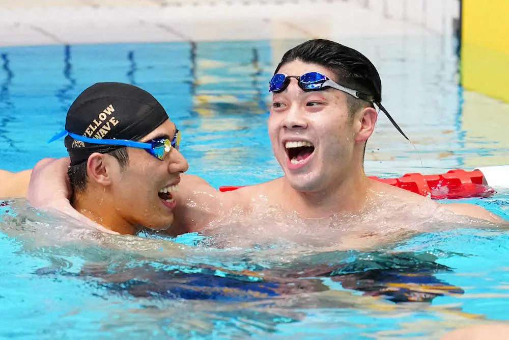 男子100メートルバタフライ決勝、日本新記録でレースを制し本多（左）に祝福される水沼（撮影・会津　智海）