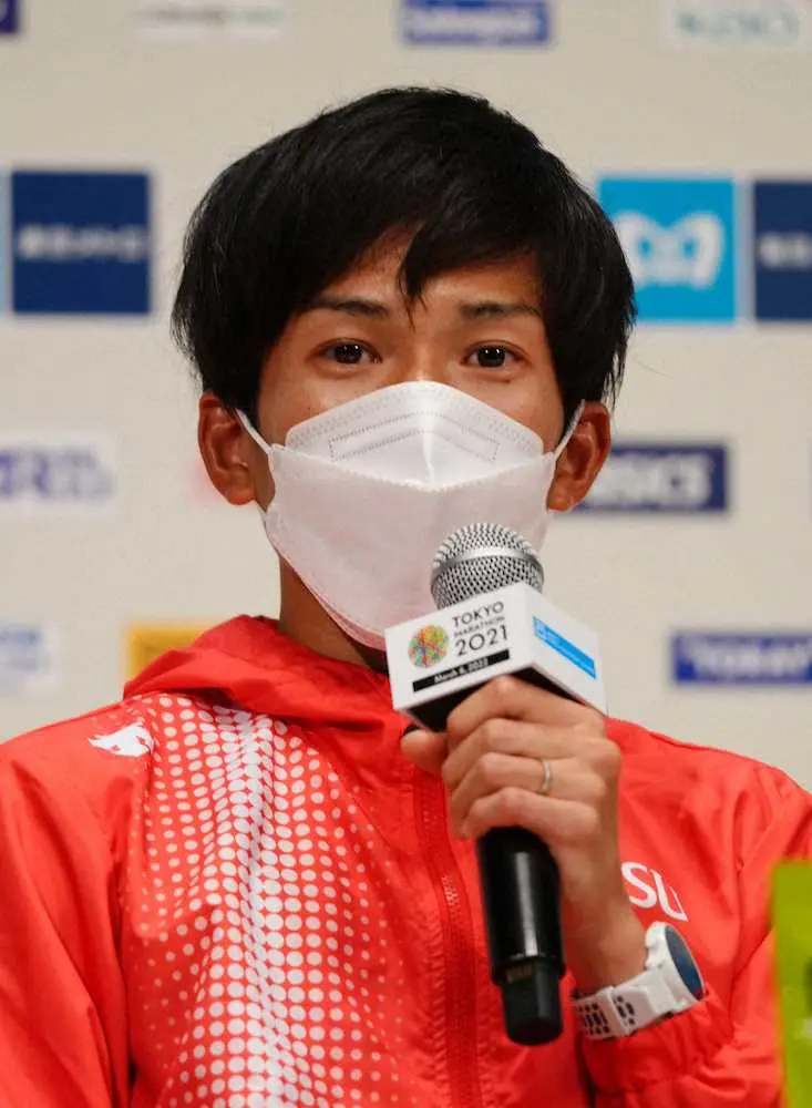 東京マラソンのレース後、記者会見する鈴木健吾