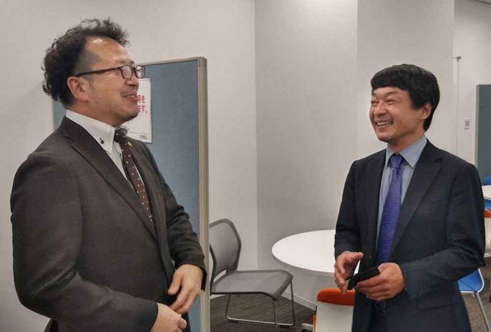 鶴見部長（左）と談笑する岡泰秀スポキャリ取締役会長