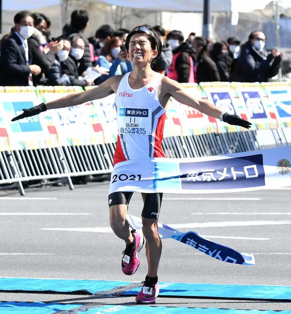 東京マラソン2021・男子マラソン、日本勢トップの4位でゴールする鈴木健吾