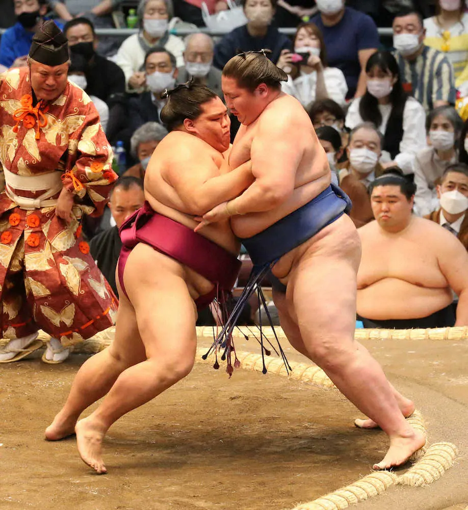 【画像・写真】新大関・御嶽海　2場所連続優勝へ白星発進!カド番の大関・正代は大栄翔に敗れ黒星発進