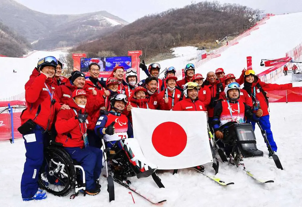 アルペンスキー競技を終え、笑顔で写真に納まる日本チーム。前列右から藤原哲、鈴木猛史、狩野亮、森井大輝（共同）
