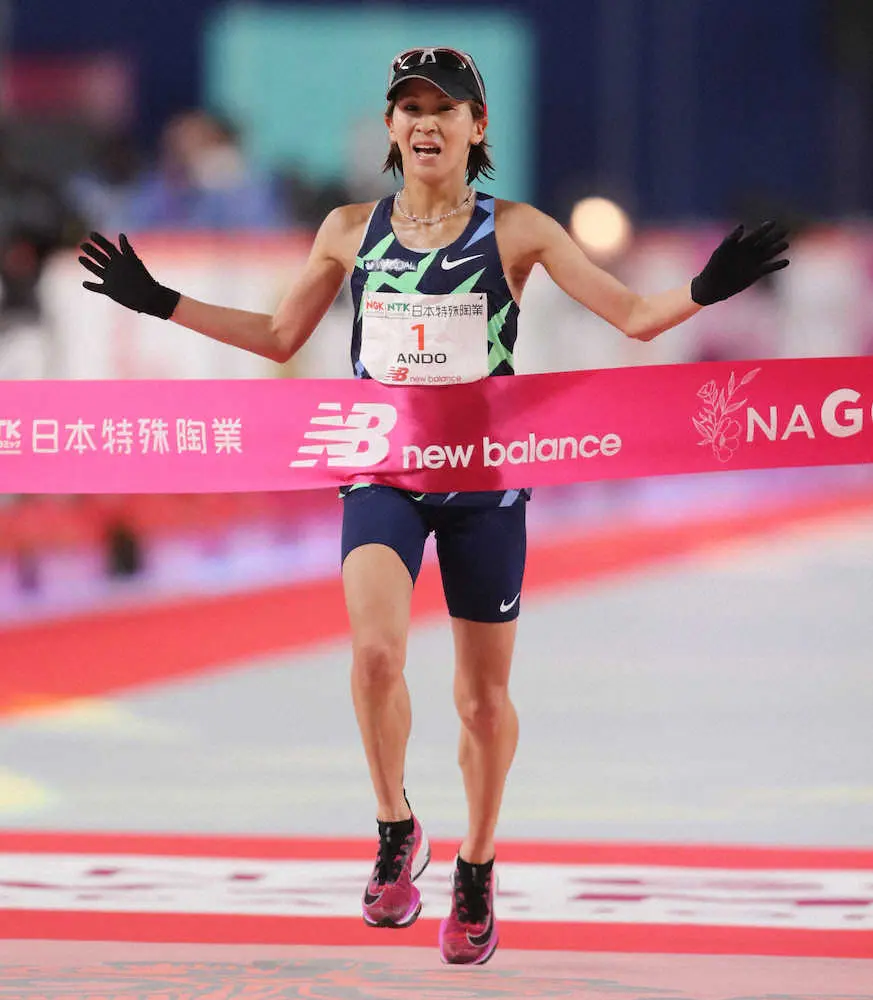 名古屋ウィメンズマラソンで日本人最高位となる3位でフィニッシュする安藤友香（撮影・椎名　航）