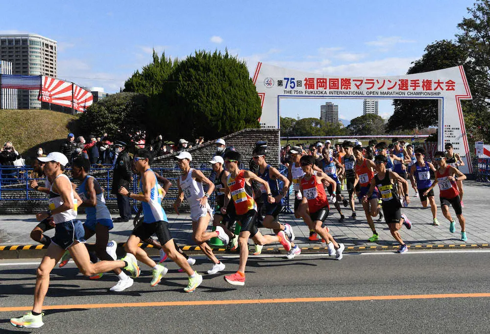 昨年の福岡国際マラソンで平和台陸上競技場をスタートする選手たち