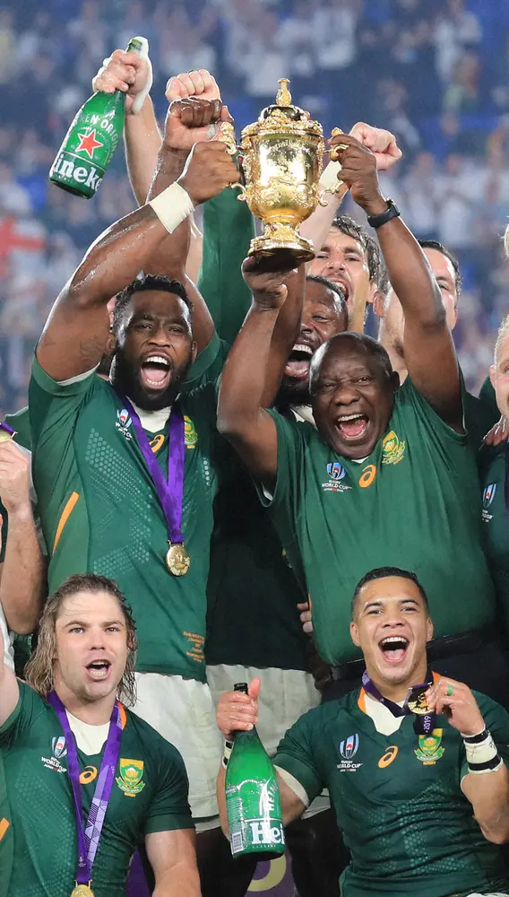 ＜2019年ラグビーW杯＞3大会ぶり3度目の優勝を果たした南アフリカ代表主将のシヤ・コリシ（中央左）とトロフィーを掲げるラマポーザ大統領（中央右）