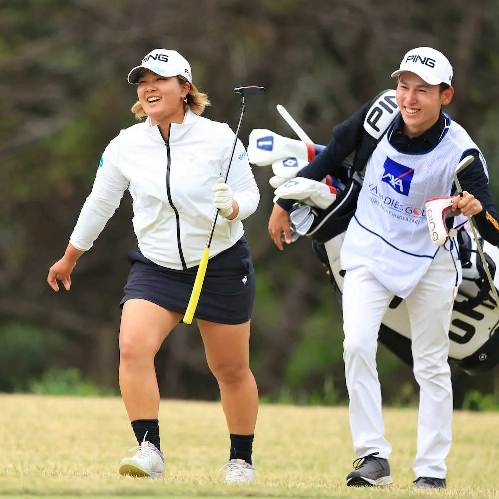 【画像・写真】鈴木愛が65で単独首位　渡辺彩香が66で1打差2位　女子ゴルフ　アクサ・レディース