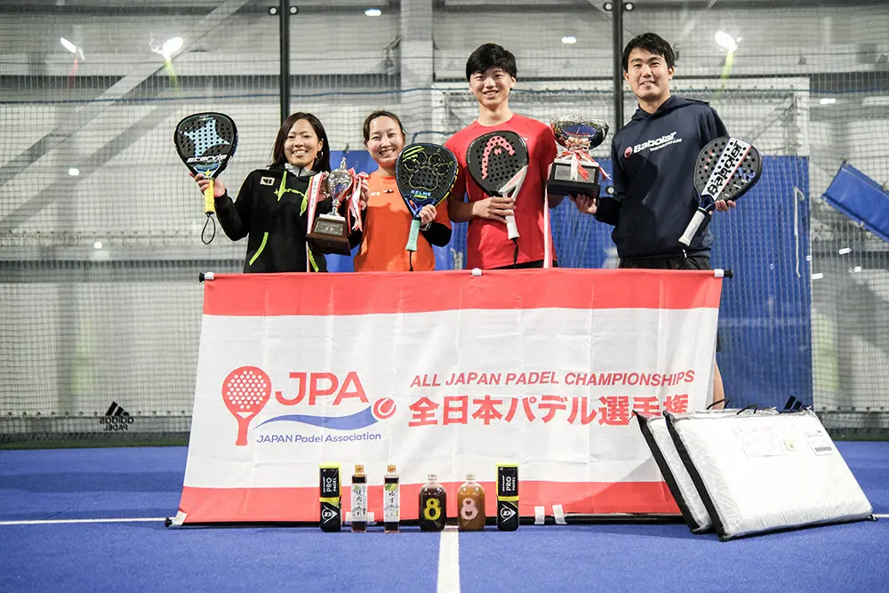 【画像・写真】左から初優勝した女子ペア（山田梨央、沓名舞子）、男子ペア（畠山成冴、冨中隆史）＝日本パデル協会提供