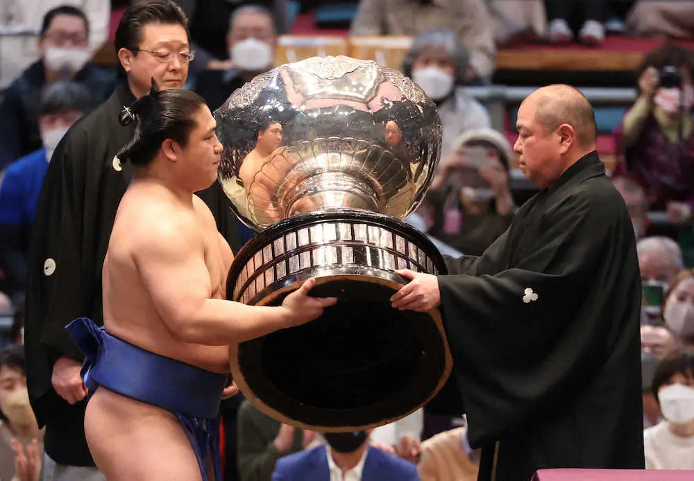 【画像・写真】若隆景　初優勝も表情崩さず「震災から11年経った」　最年長・玉鷲からの“お願い”には笑顔「困ります」