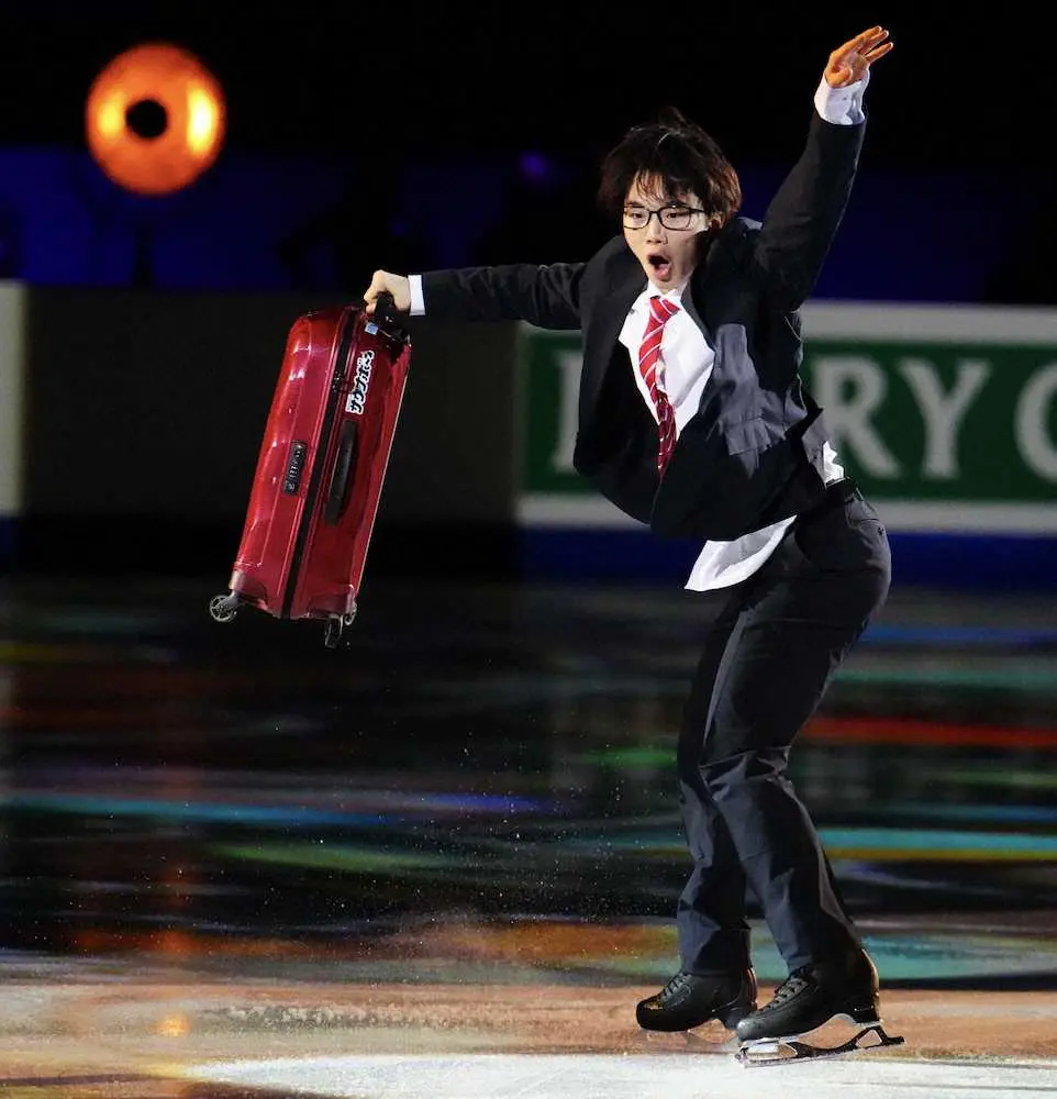 【画像・写真】友野一希がフランスで“お仕事”　スーツに赤ネクタイで演技披露　世界選手権エキシビション