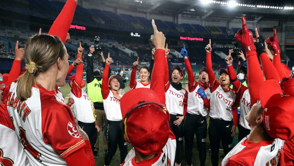 【画像・写真】ソフトボール界の新たな一歩「JDリーグ」開幕　東京五輪メンバーの躍動、華やかな演出で彩り添える