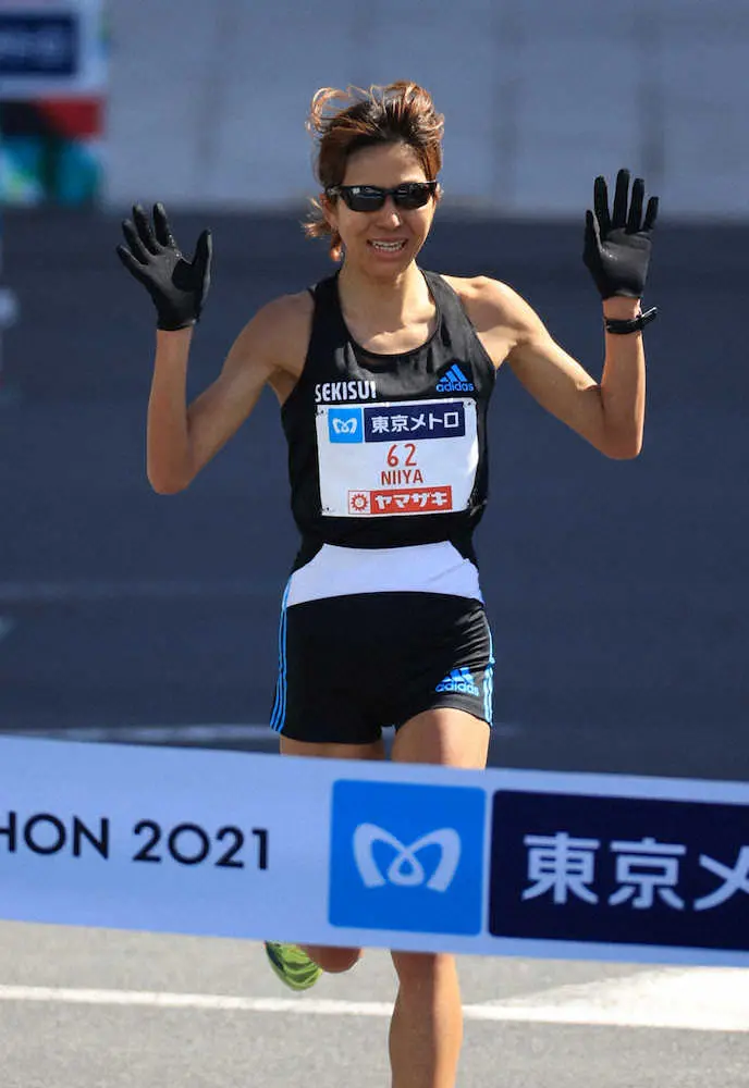 東京マラソン女子で7位でゴールする新谷仁美