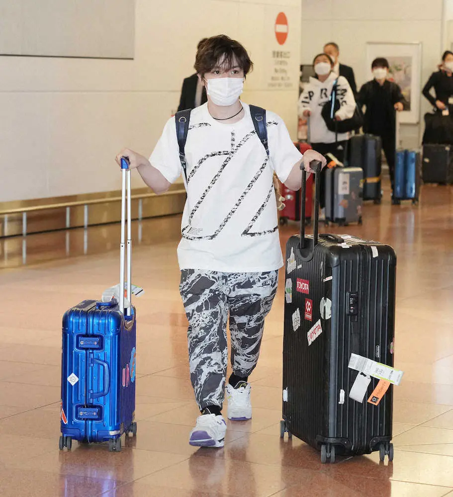 【画像・写真】宇野、坂本が笑顔で帰国　世界フィギュアでアベック初V