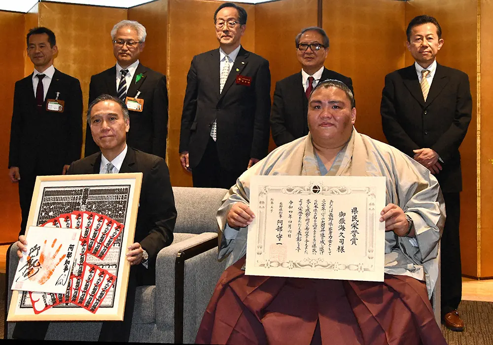 長野県・阿部知事（前列左）と並び、県民栄誉賞の賞状を手に闘志新たな御嶽海