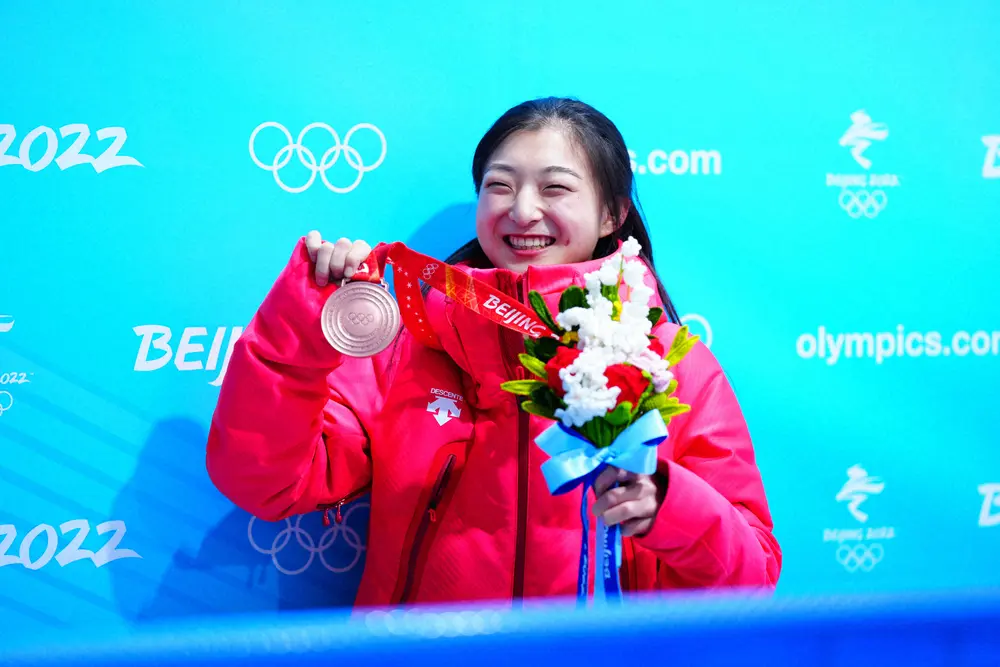 ＜北京五輪女子フィギュアスケート＞銅メダルを手に笑顔を見せる坂本花織