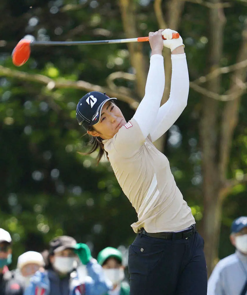 【画像・写真】渡辺彩香が通算5アンダーでV戦線へ「林に入ってもバタバタせず集中できてます」