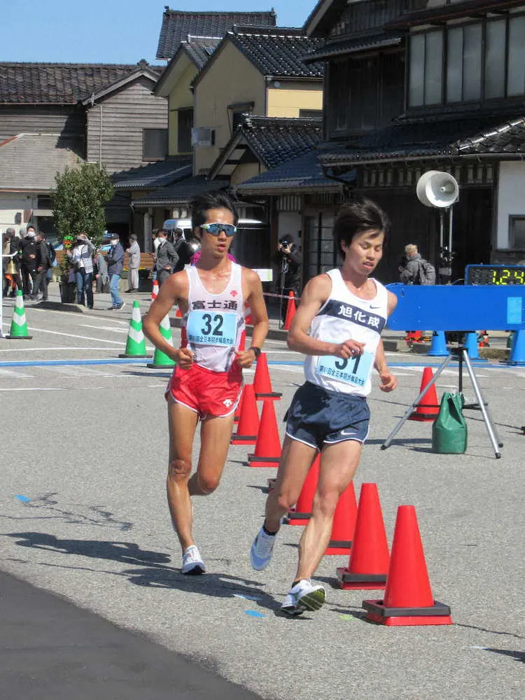 20キロの特別レースに出場した高橋（左）と池田