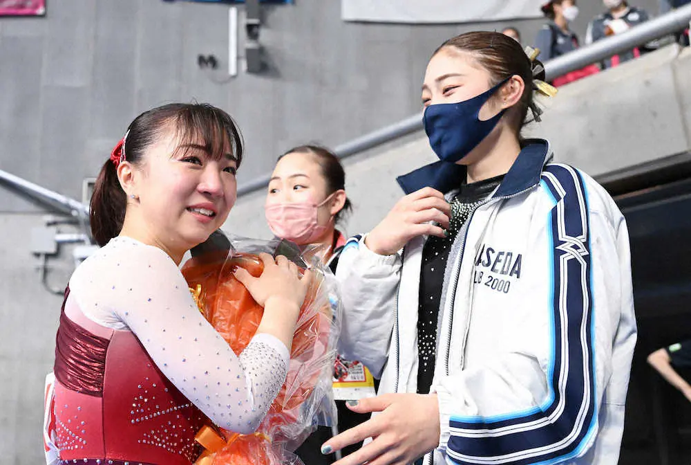 女子予選の平均台の演技を終えた寺本明日香（左）は花束を受け取り涙を流す（代表撮影）