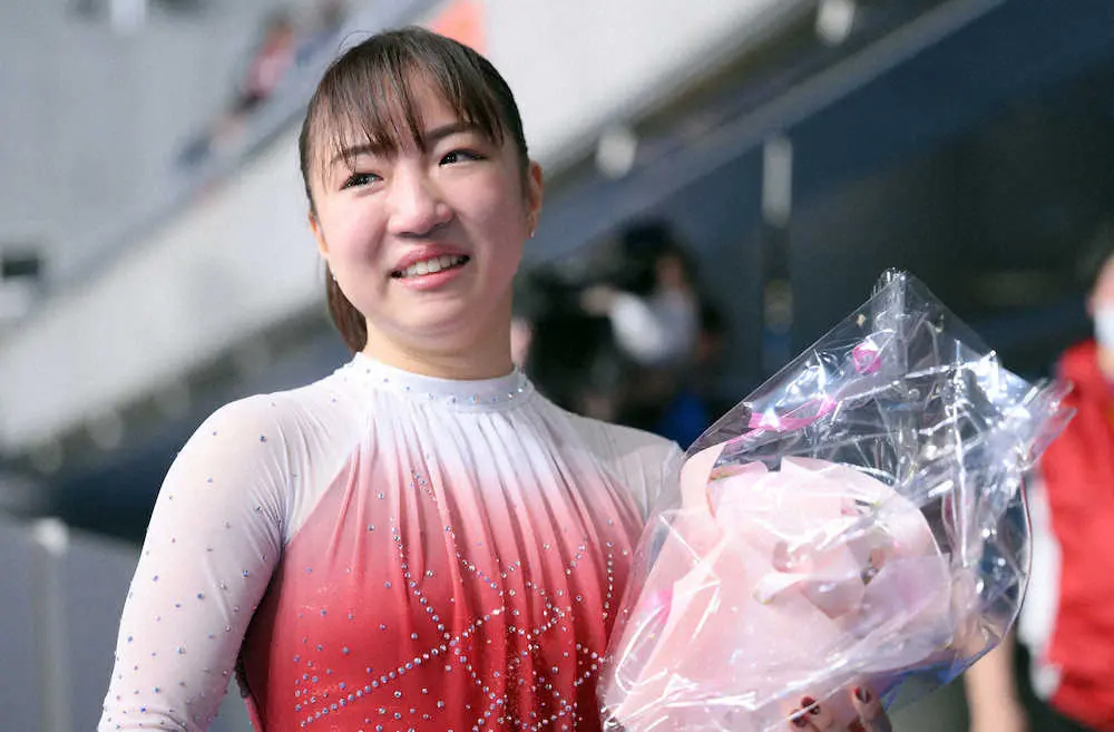 女子予選の平均台の演技を終えた寺本明日香は、関係者から贈られた花束を手に涙する（代表撮影）